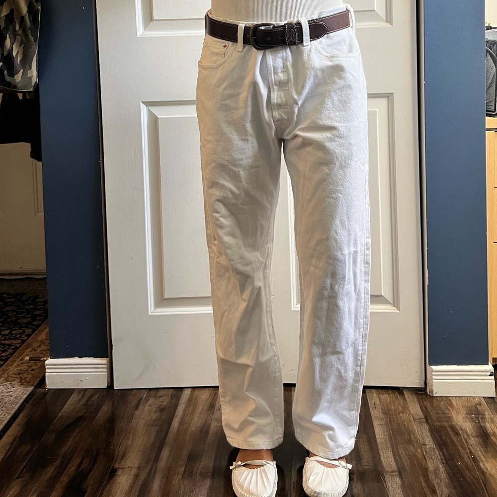 White Levi’s jeans